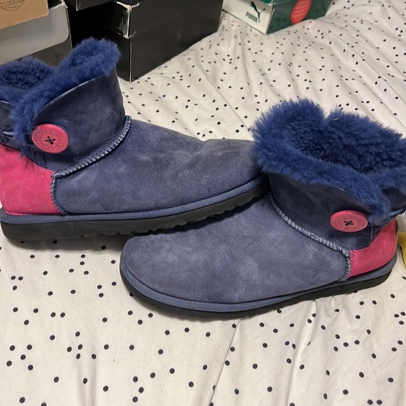 UGGS- Bailey button - Picture 3 of 3